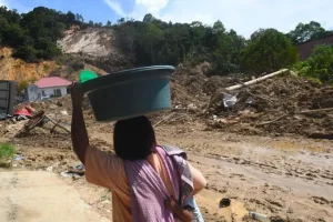 Ketidakpastian Menunggu Bantuan, Warga Menanti Dikirimi Kain Kafan