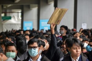 Gen Z: Semangat Ngelamar, Capek Ditolak. Scroll LinkedIn Tiap Hari, Tapi yang Datang Malah Overthinking.